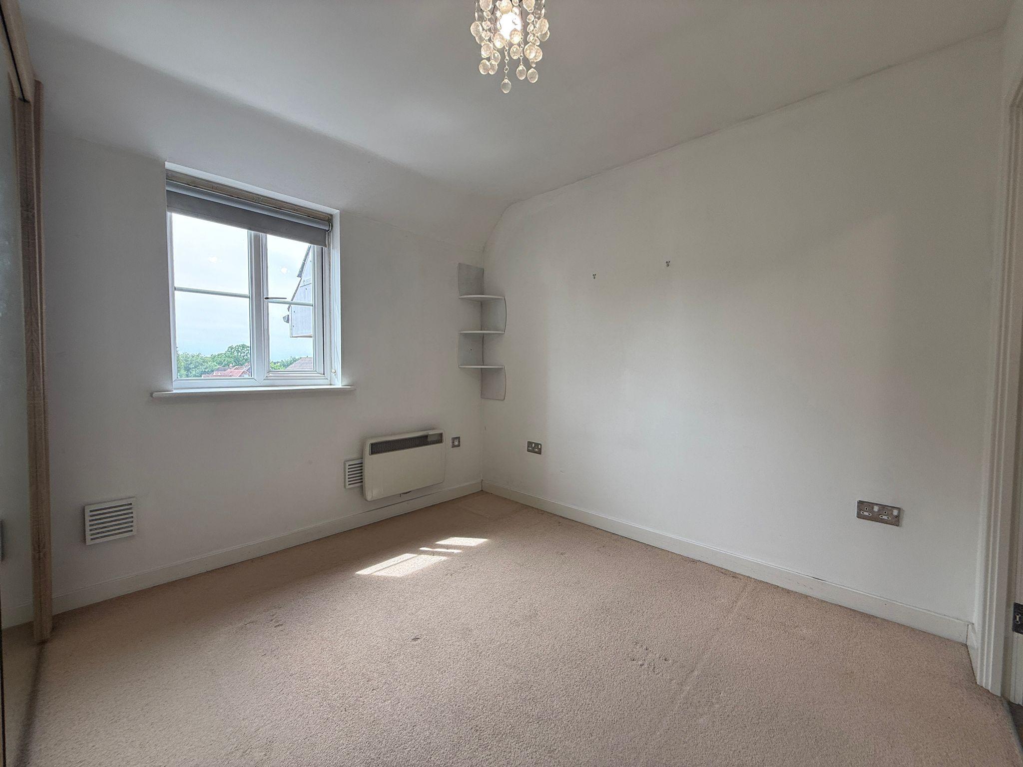 Flat Eaton Avenue in Slough