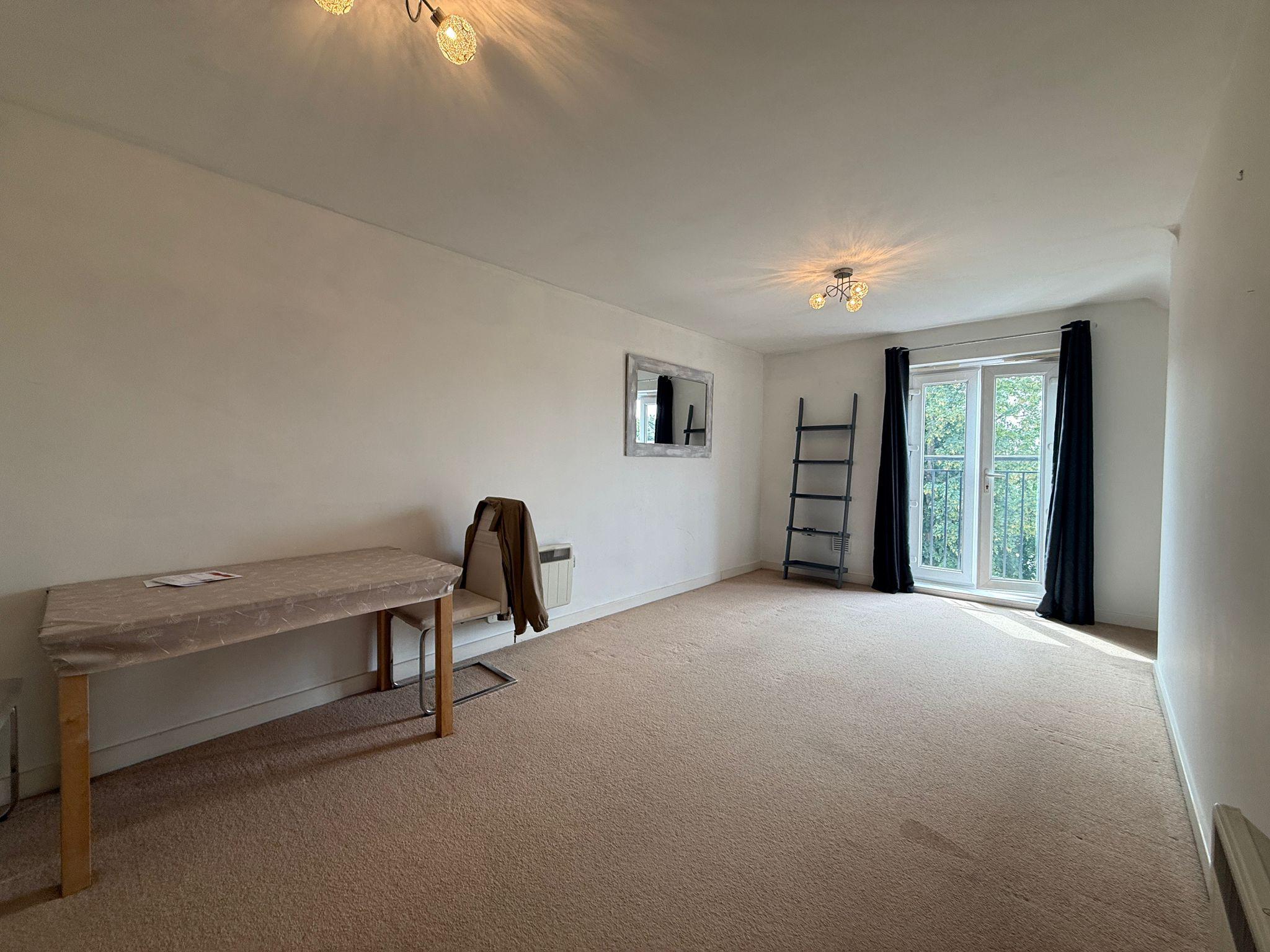 Flat Eaton Avenue in Slough
