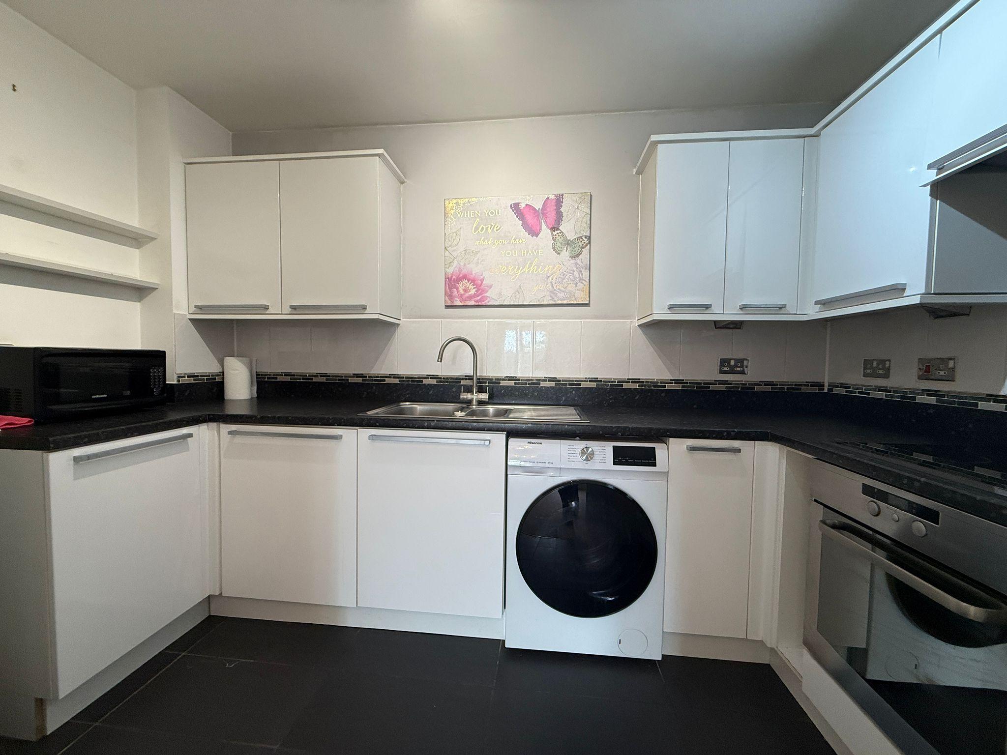 Flat Eaton Avenue in Slough