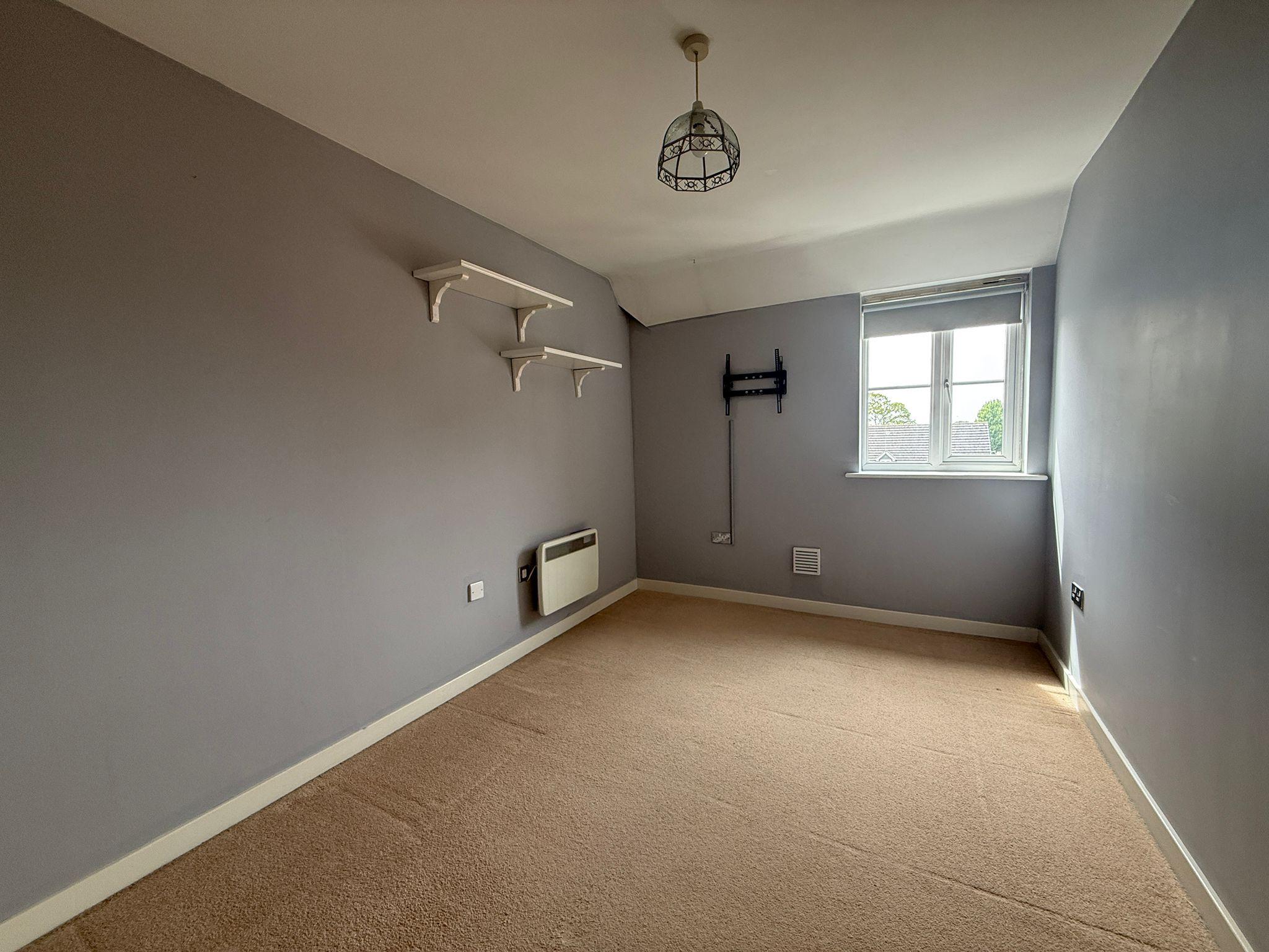 Flat Eaton Avenue in Slough