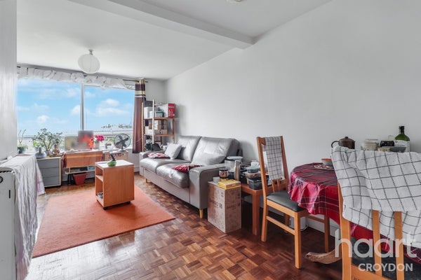 Flat Warham Road in London