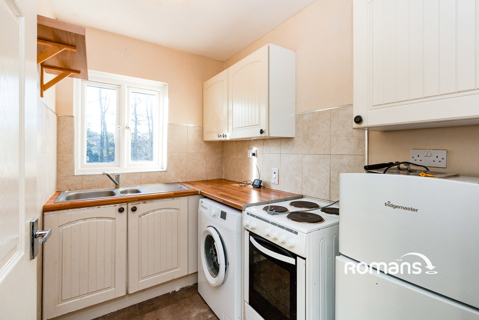 Flat Bartons Way in Rushmoor