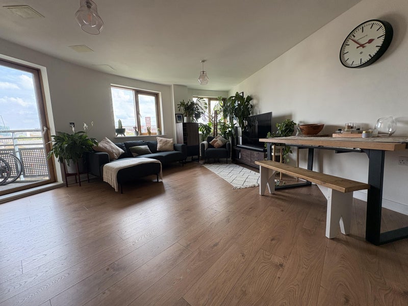 Flat Pancras Way in Greater London