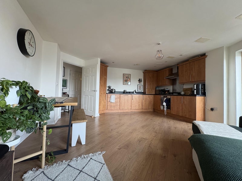 Flat Pancras Way in Greater London