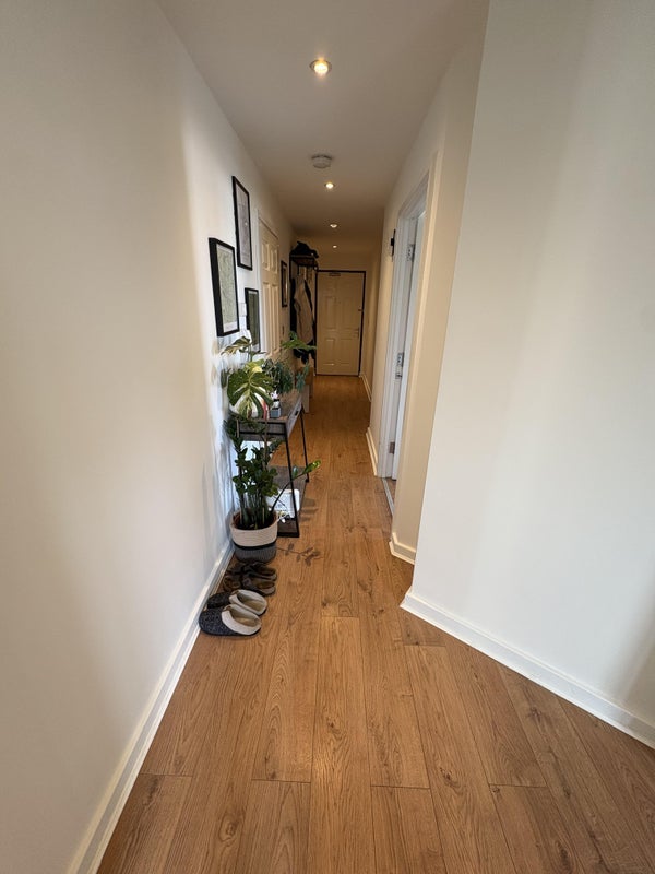 Flat Pancras Way in Greater London