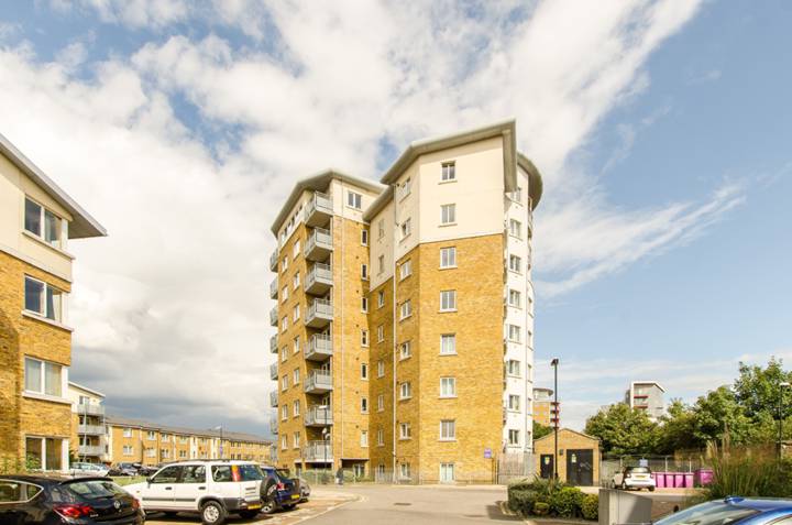 Flat Pancras Way in Greater London