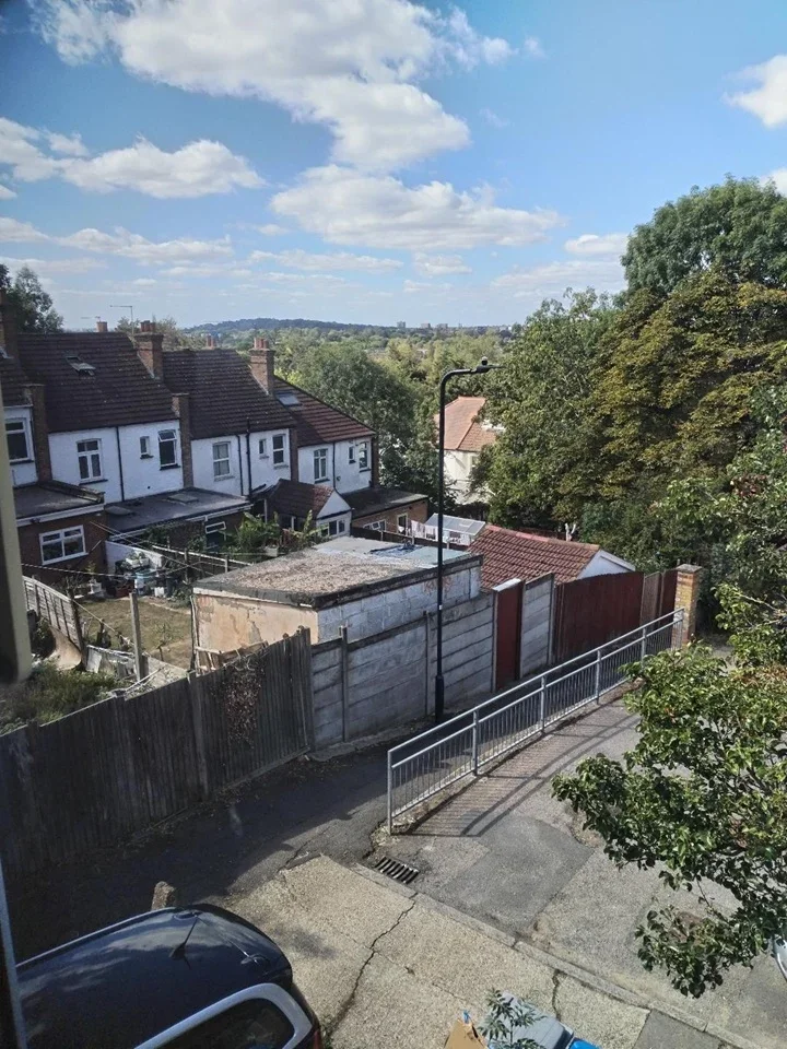 Flat Hillside Avenue in Greater London