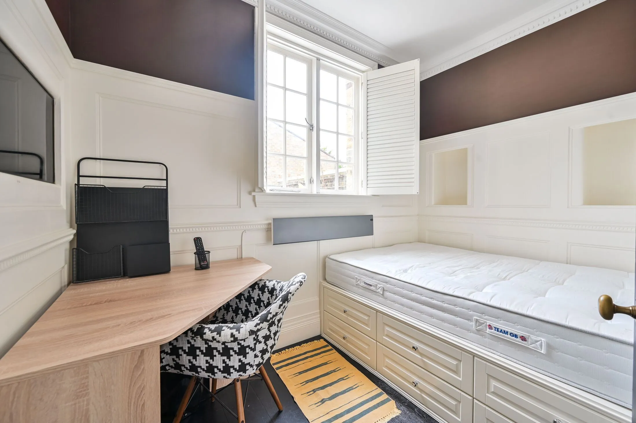 Flat Clapham Road in Greater London