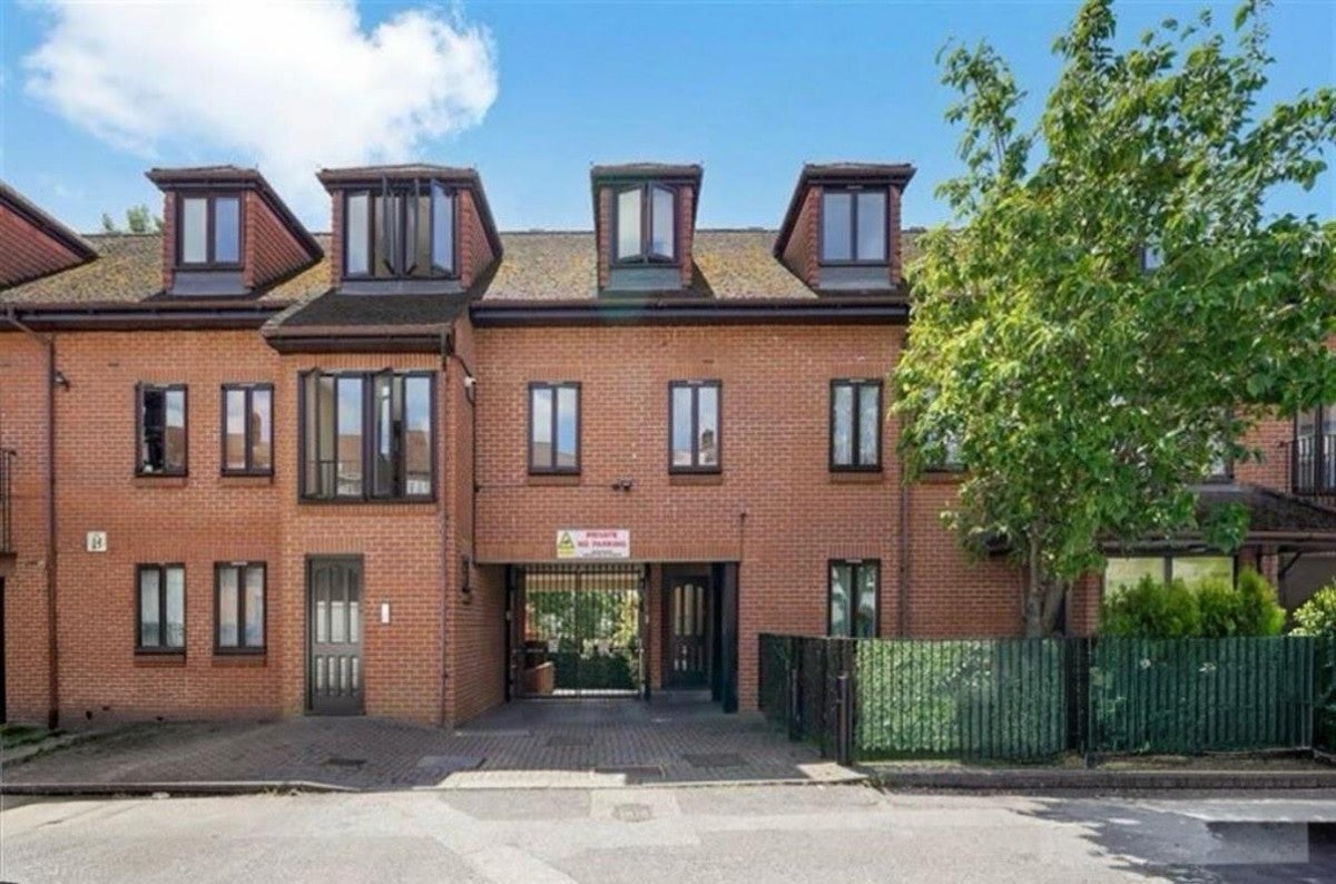 Flat Scout Way in Greater London