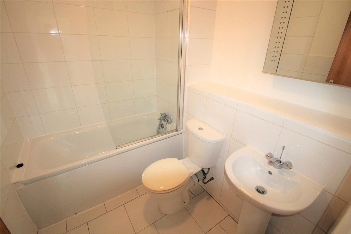 Flat Scout Way in Greater London