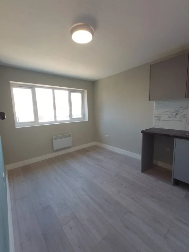 Room Cambridge Road in Borough of Spelthorne