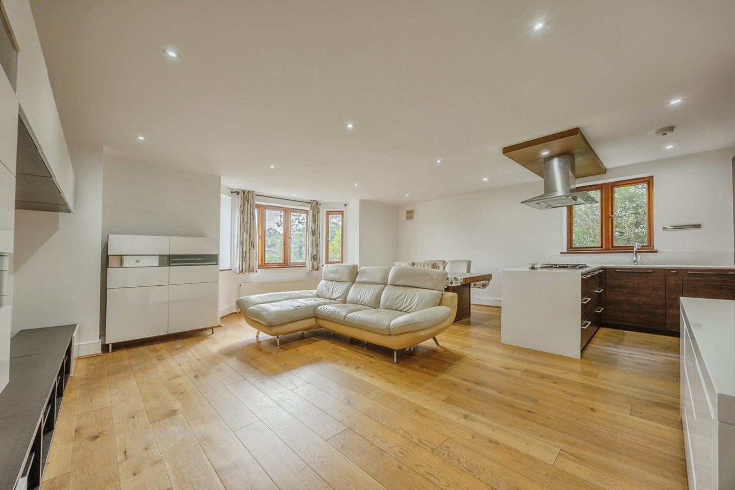 Flat Plough Lane in Greater London