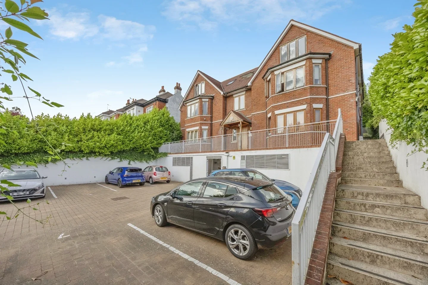 Flat Plough Lane in Greater London