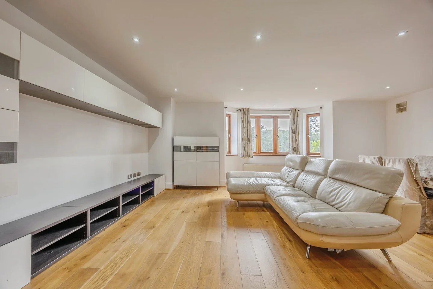 Flat Plough Lane in Greater London