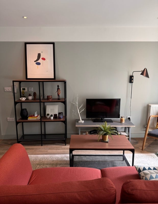 Room Dingwall Road in Greater London