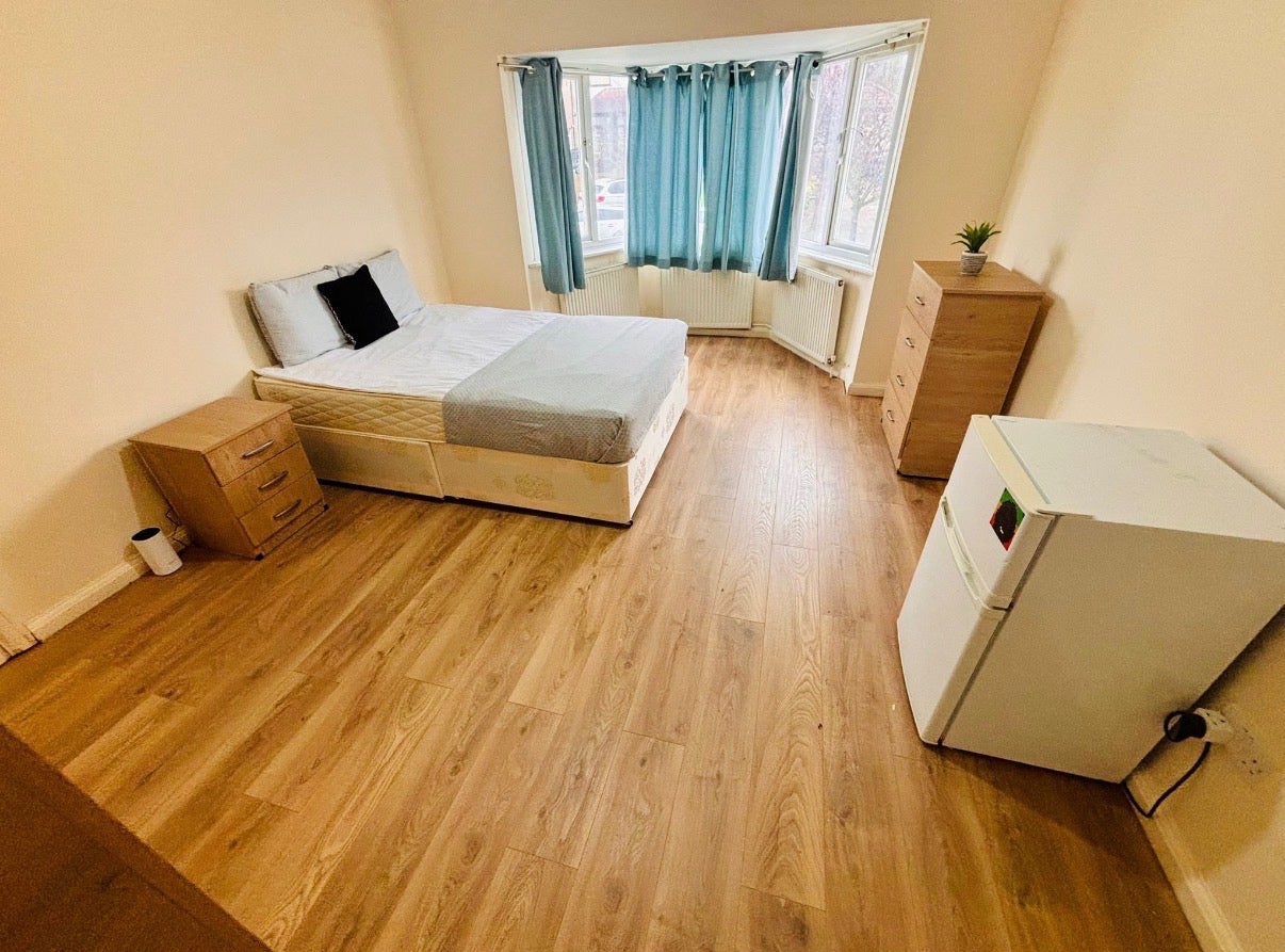 Room Paddock Road in Greater London