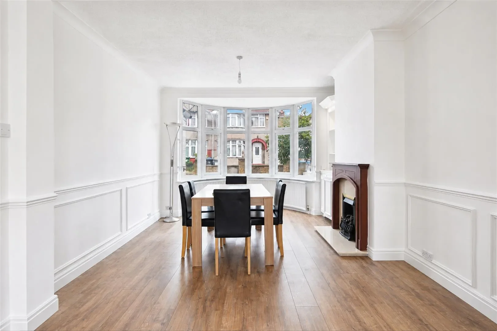 House Chestnut Grove in Greater London