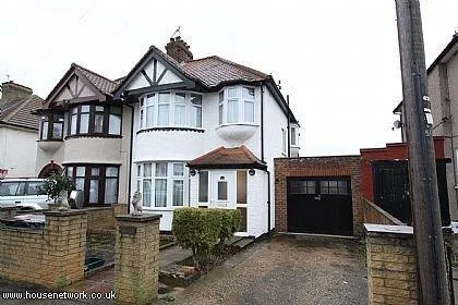 House Chestnut Grove in Greater London