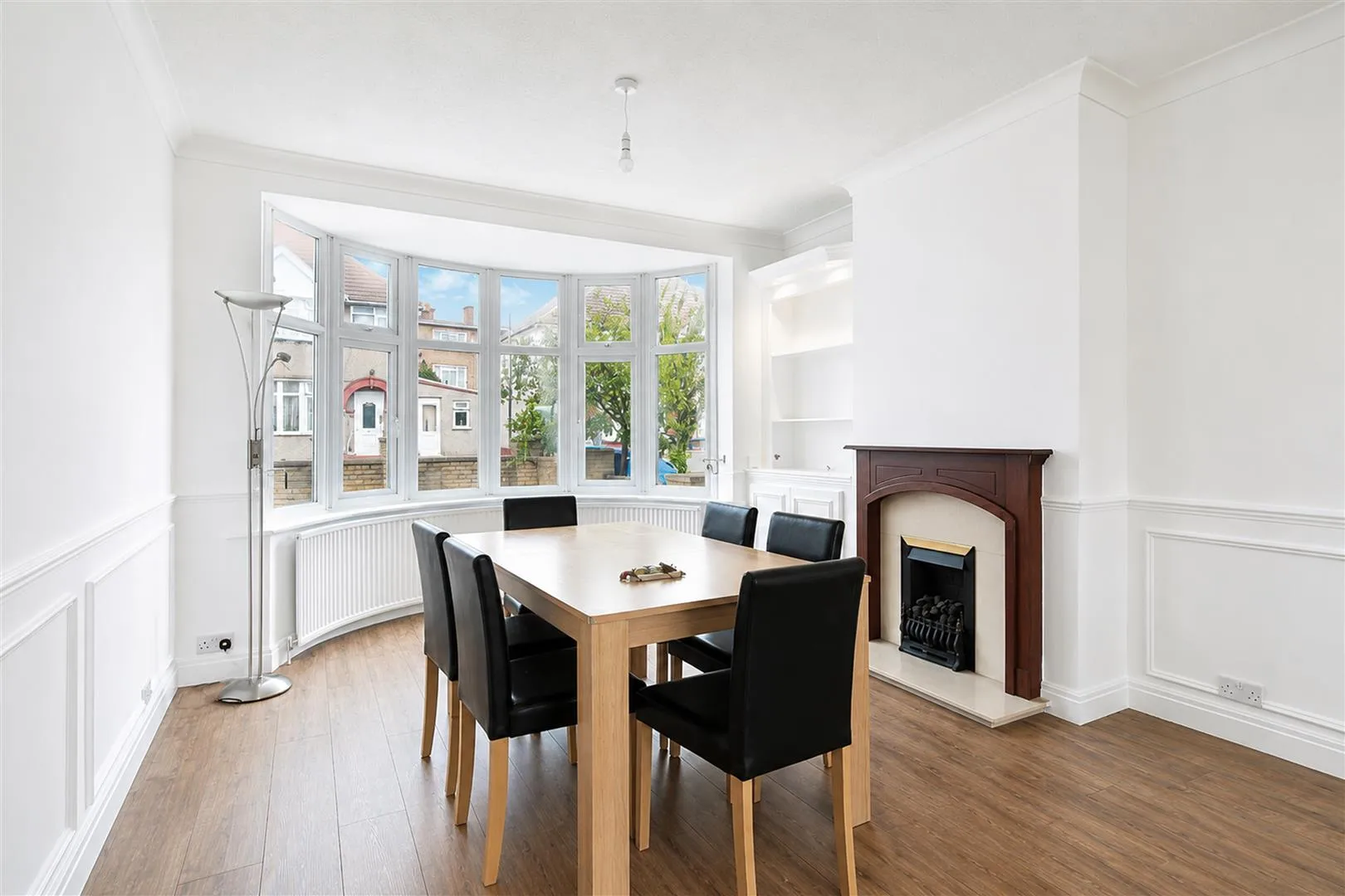 House Chestnut Grove in Greater London