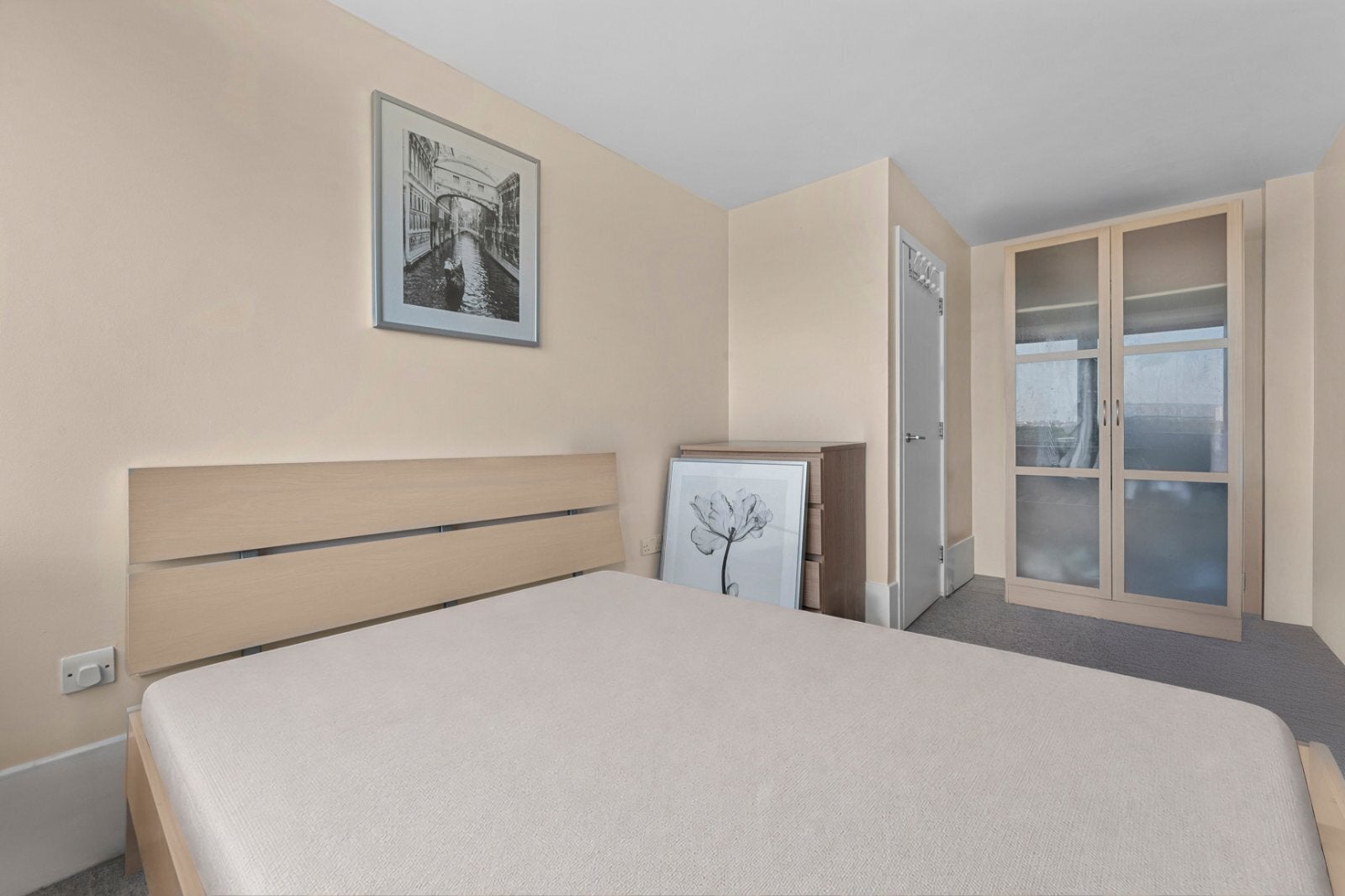Flat Longshore in Greater London