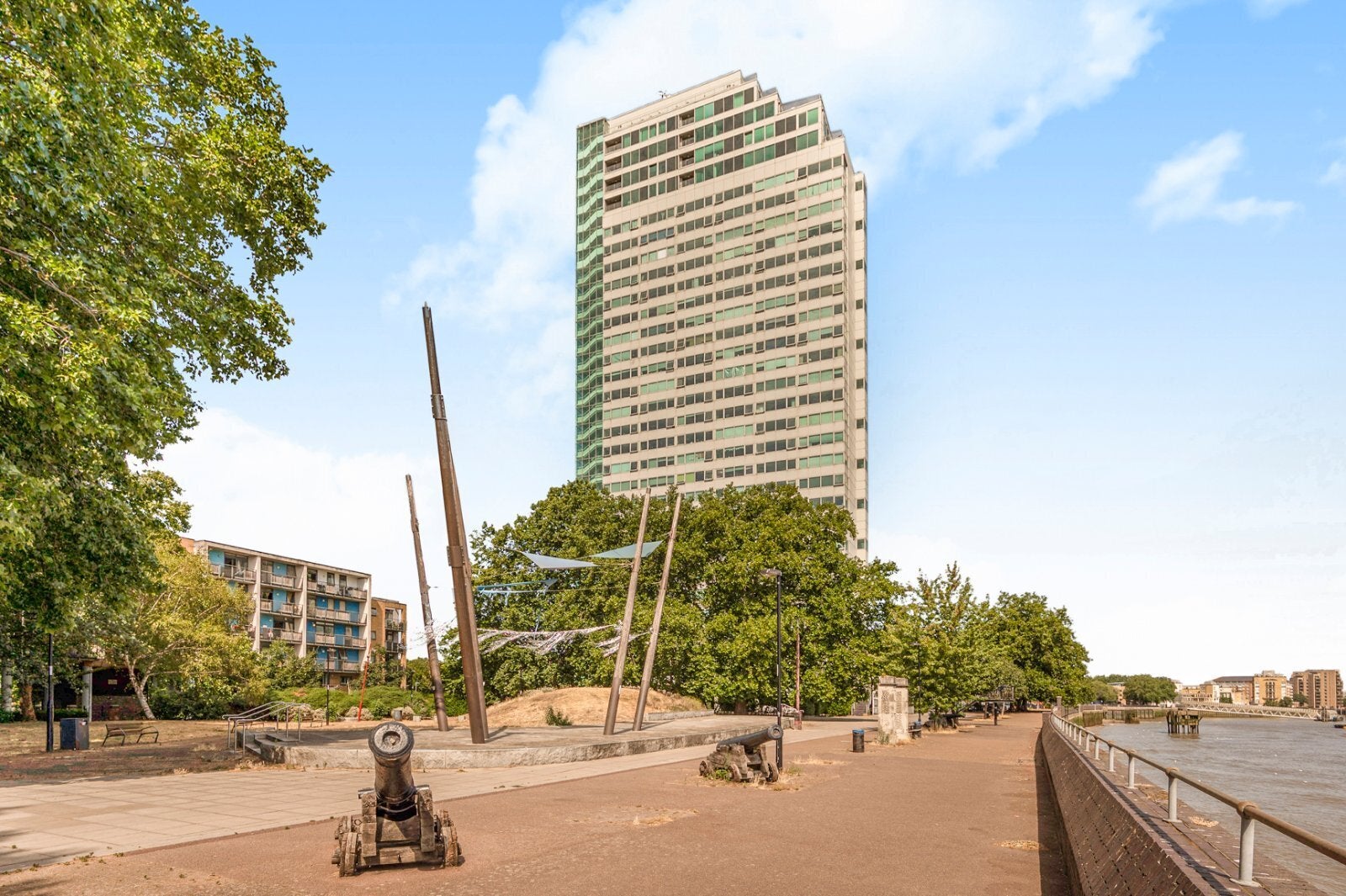 Flat Longshore in Greater London
