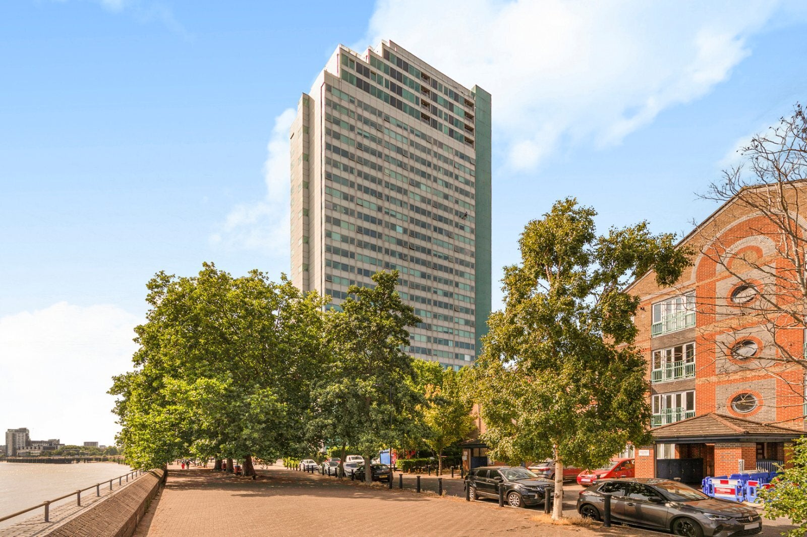 Flat Longshore in Greater London