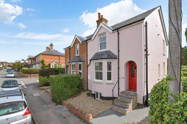 House Victoria Road in Hare Hatch