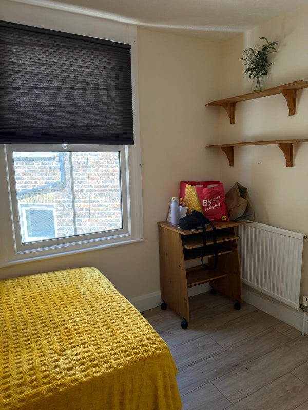 Room Arundel Road in Greater London