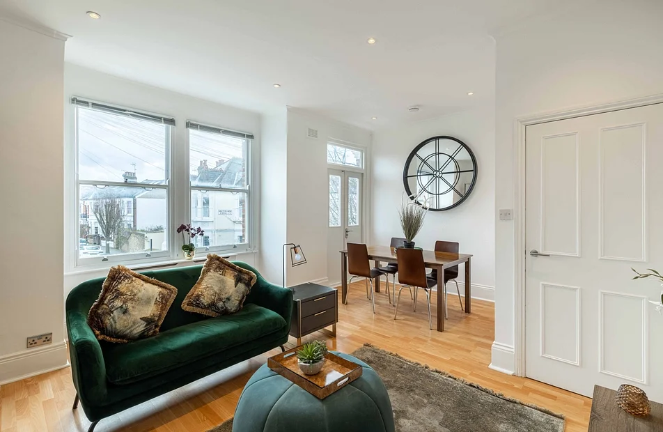 Flat Hestercombe Avenue in Greater London