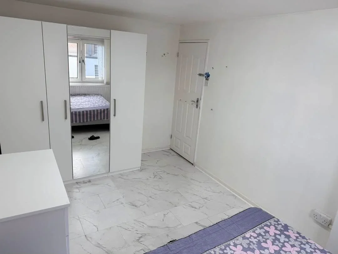 Room Burford Road in Greater London