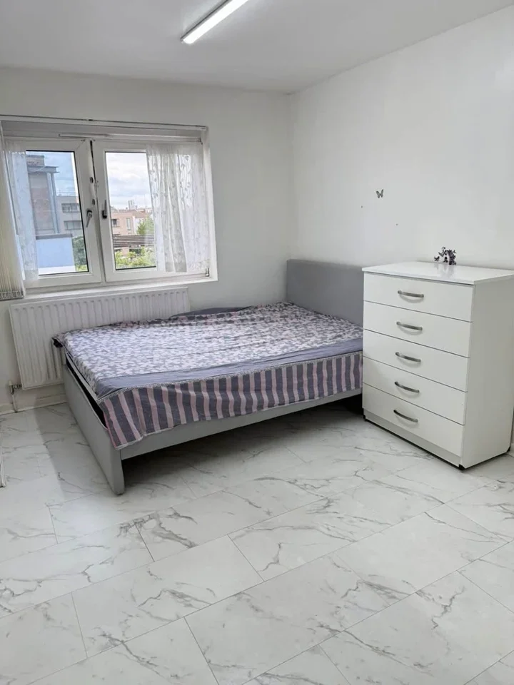 Room Burford Road in Greater London