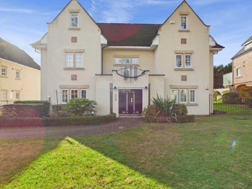 Flat Packhorse Road in Gerrards Cross