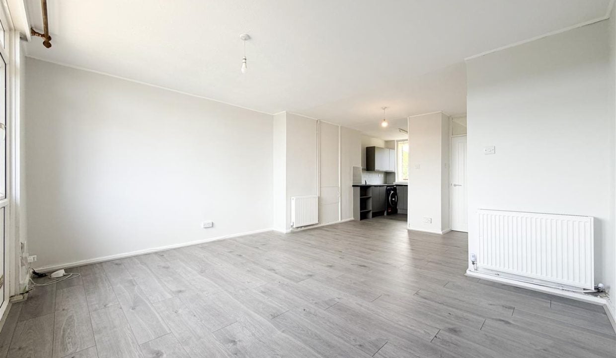 Flat Fairbarn Drive in Sheffield
