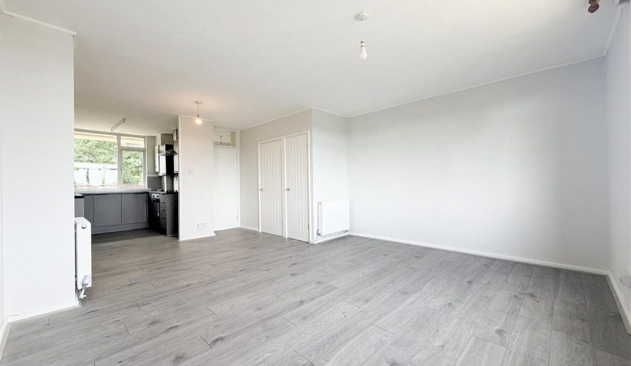 Flat Fairbarn Drive in Sheffield