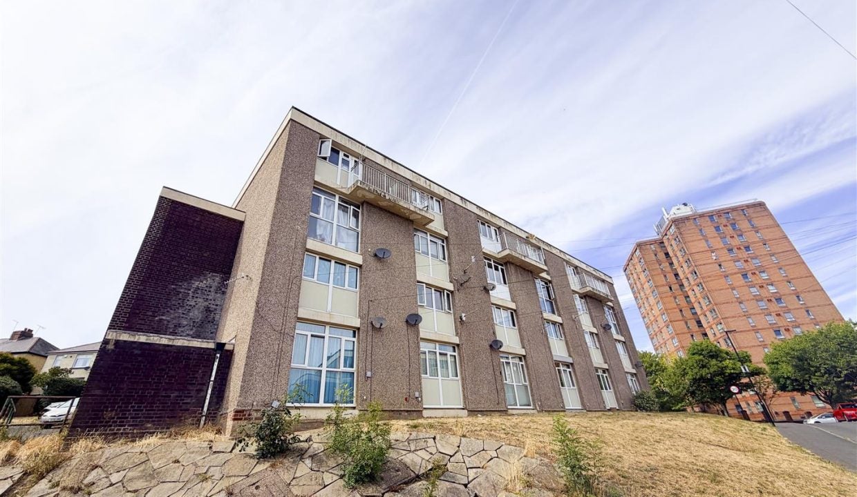 Flat Fairbarn Drive in Sheffield