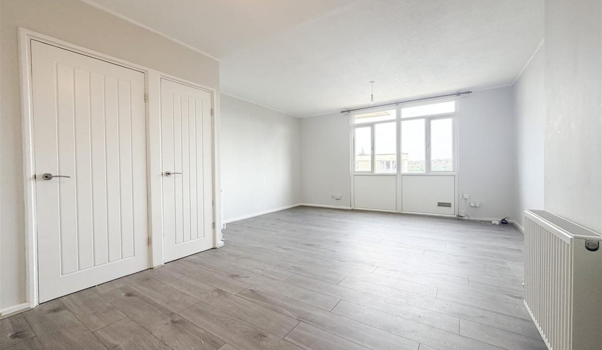 Flat Fairbarn Drive in Sheffield