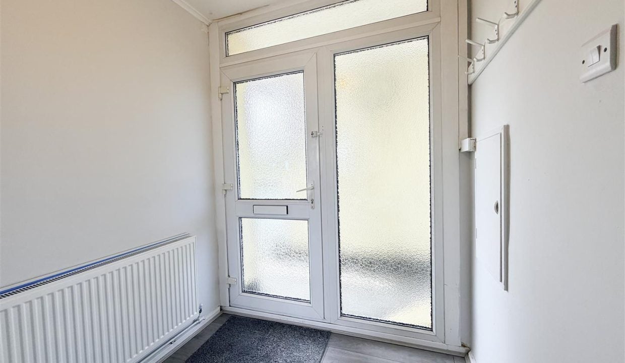 Flat Fairbarn Drive in Sheffield