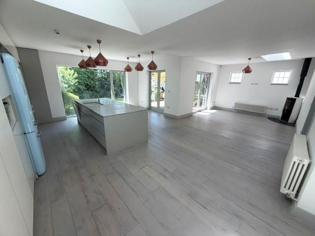 House Lawrence Avenue in Greater London