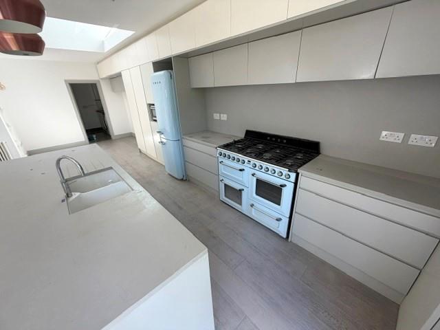 House Lawrence Avenue in Greater London