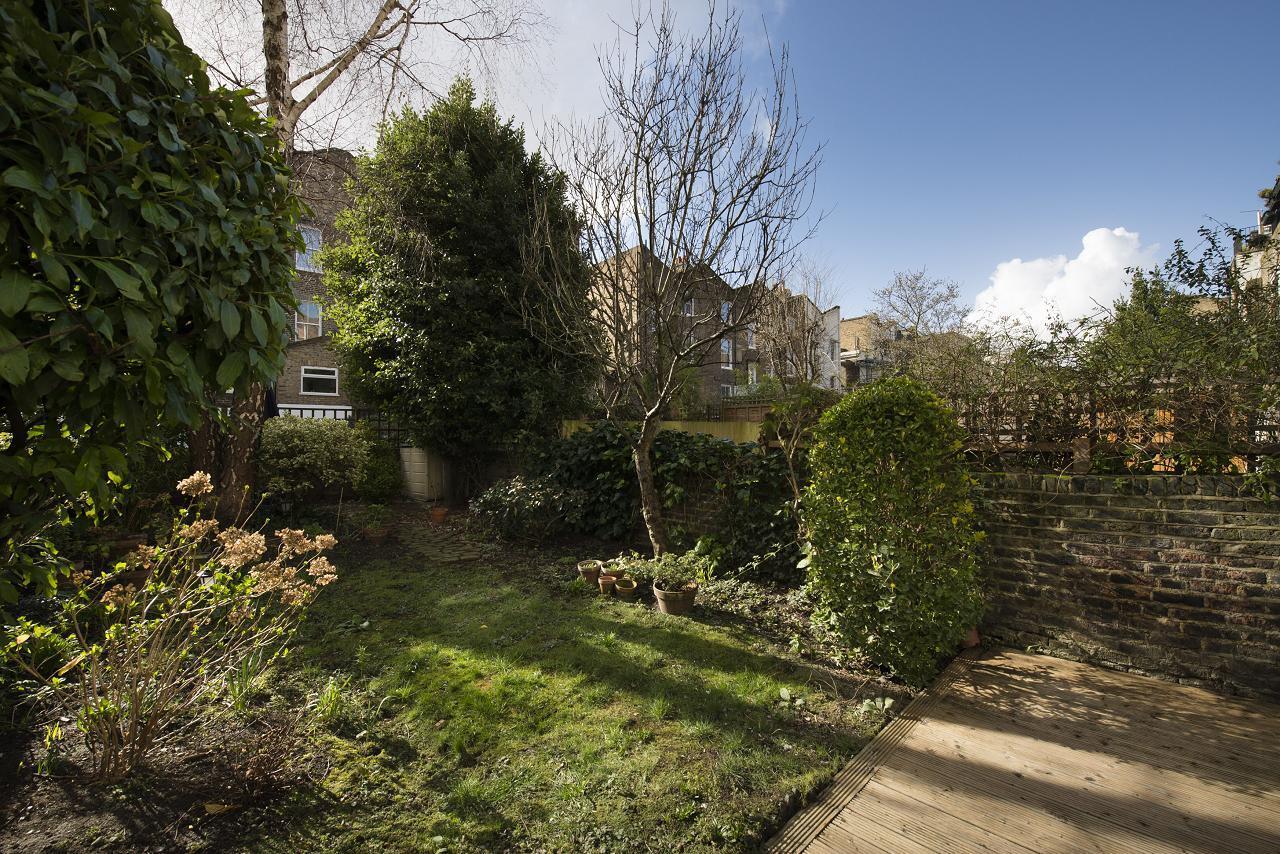 Flat Oakley Road in Greater London
