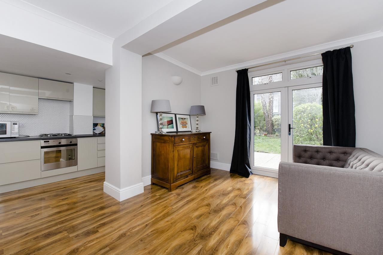 Flat Oakley Road in Greater London