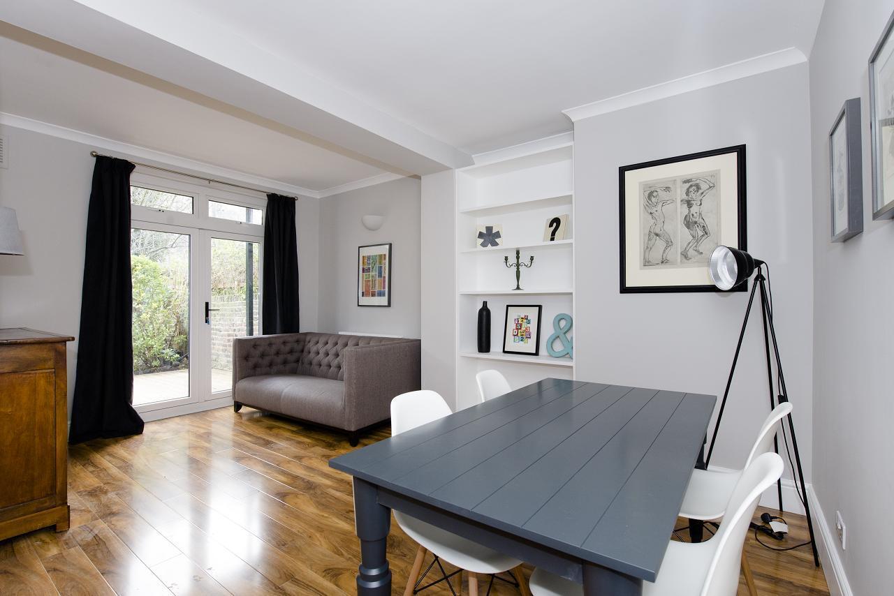 Flat Oakley Road in Greater London