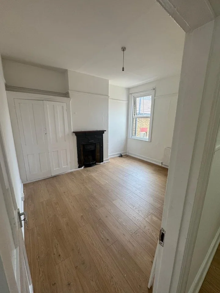Flat Acacia Road in Greater London
