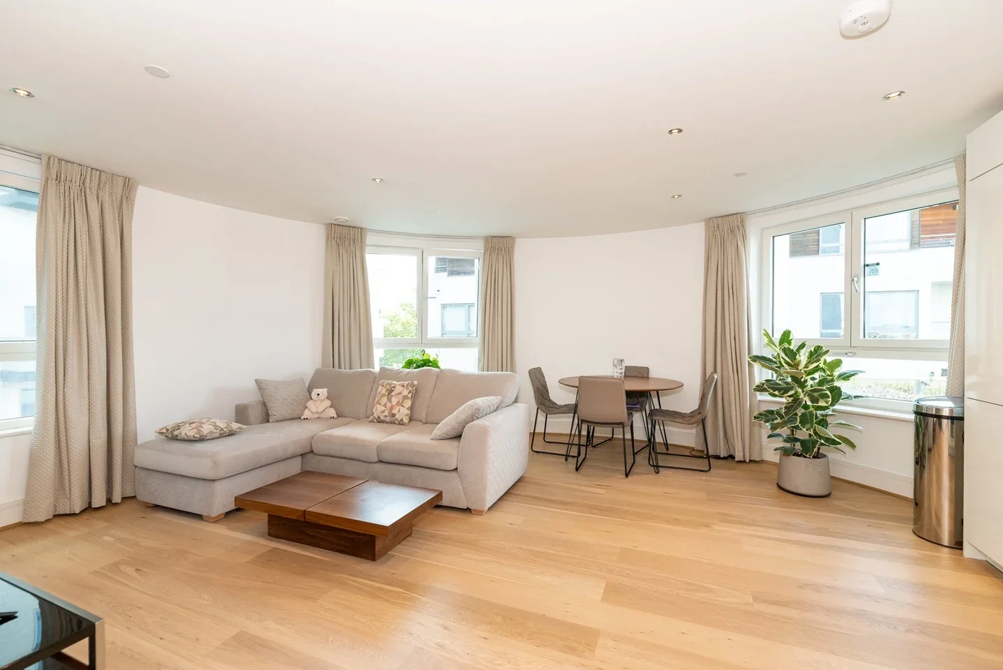Flat Clapham High Street in Greater London