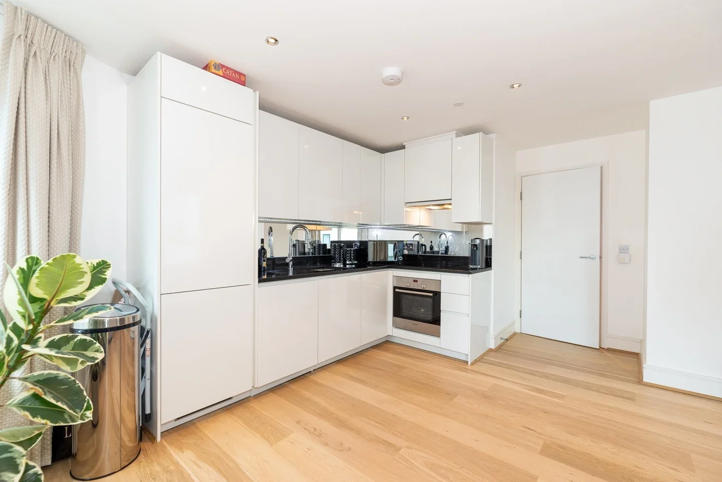 Flat Clapham High Street in Greater London