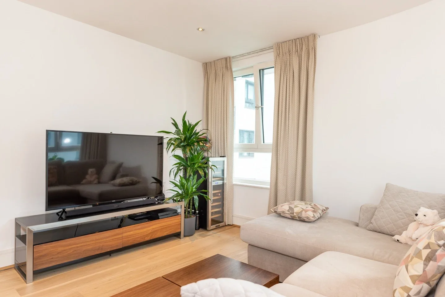 Flat Clapham High Street in Greater London