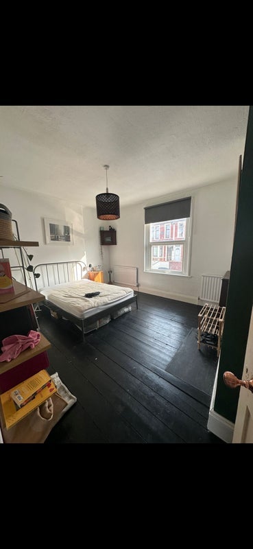 Room Ashgrove Road in Bristol
