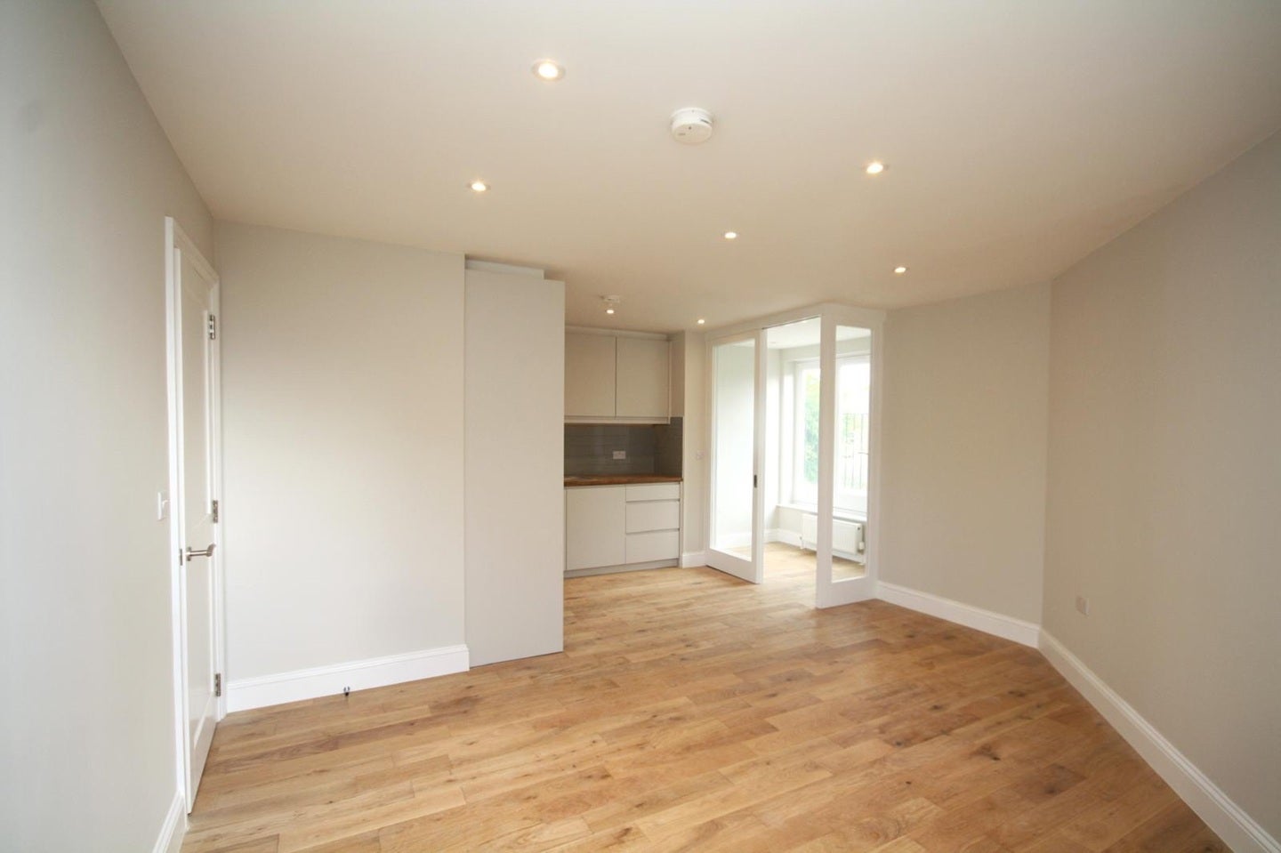 Flat Berrymead Gardens in Greater London