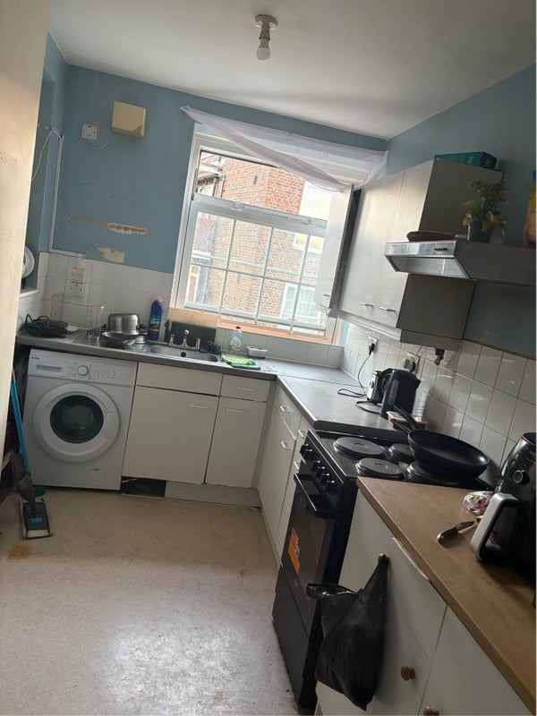 Room Harper Road in Greater London