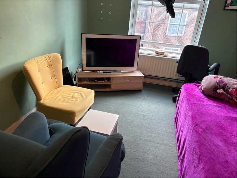 Room Harper Road in Greater London
